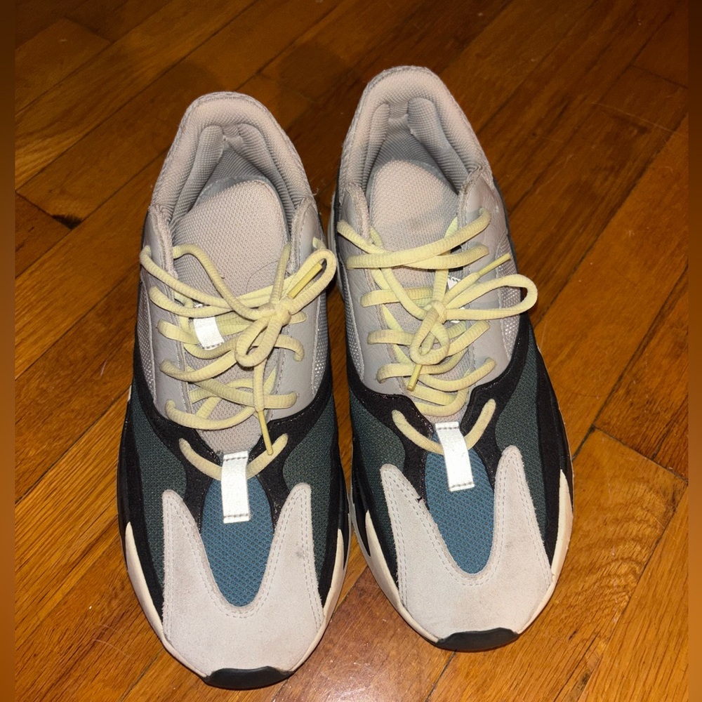 Man Yeezys boost 700 wave runner